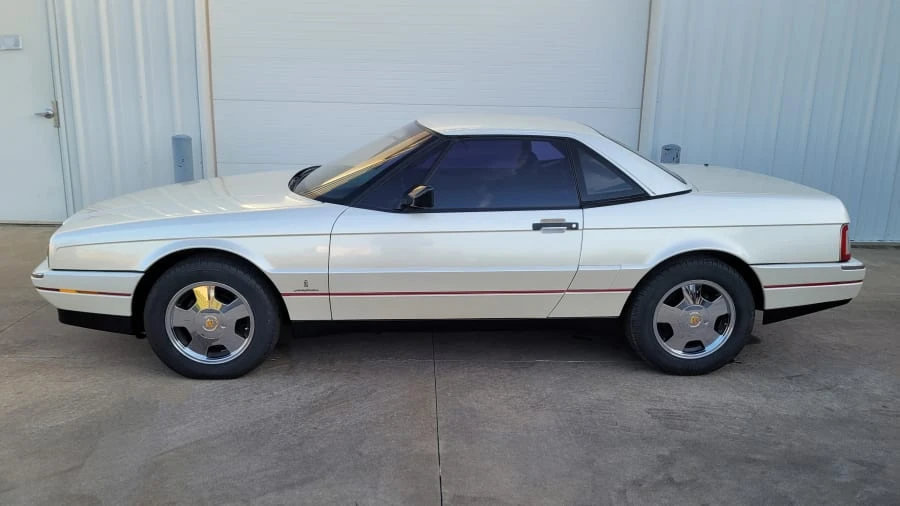 1990 Cadillac Allante - Image 11 of 31