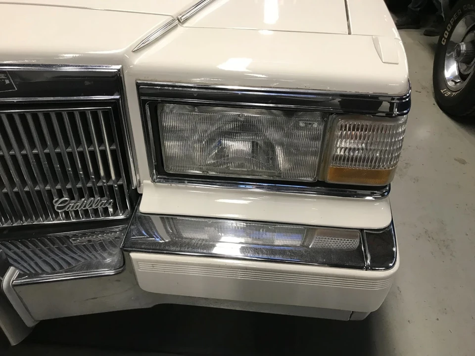 1990 Cadillac Brougham - Image 15 of 21