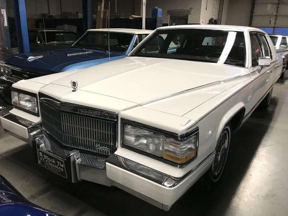 1990 Cadillac Brougham - Image 10 of 21