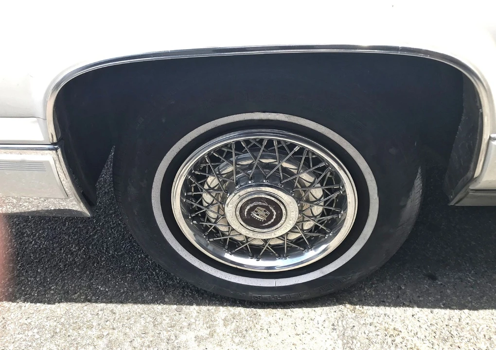 1990 Cadillac Brougham - Image 8 of 21