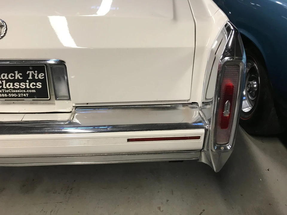 1990 Cadillac Brougham - Image 9 of 21