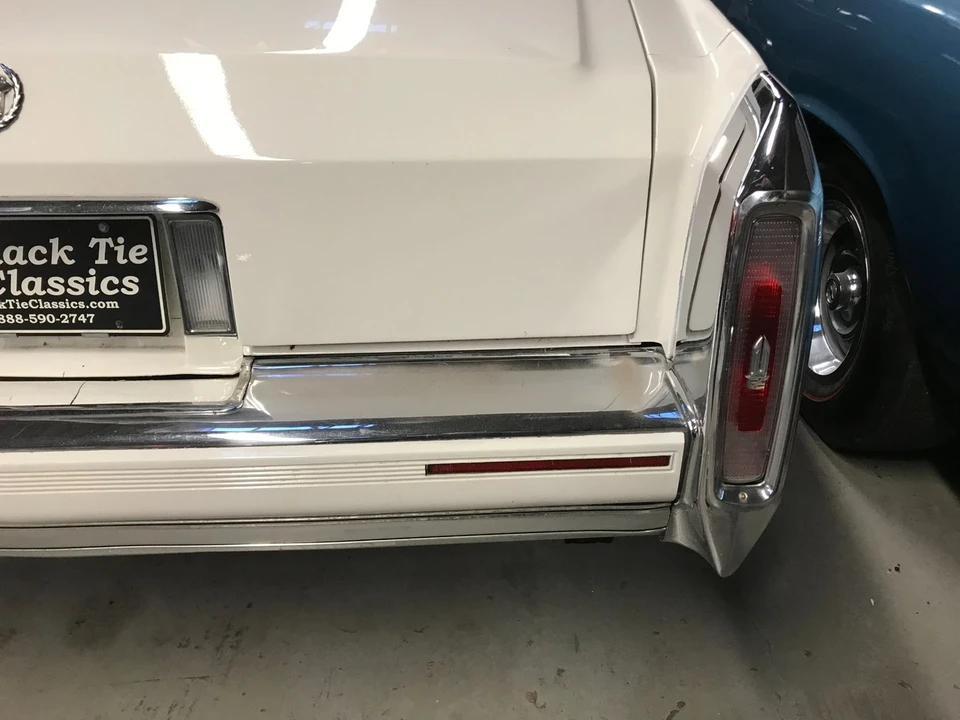 1990 Cadillac Brougham - Image 9 of 21