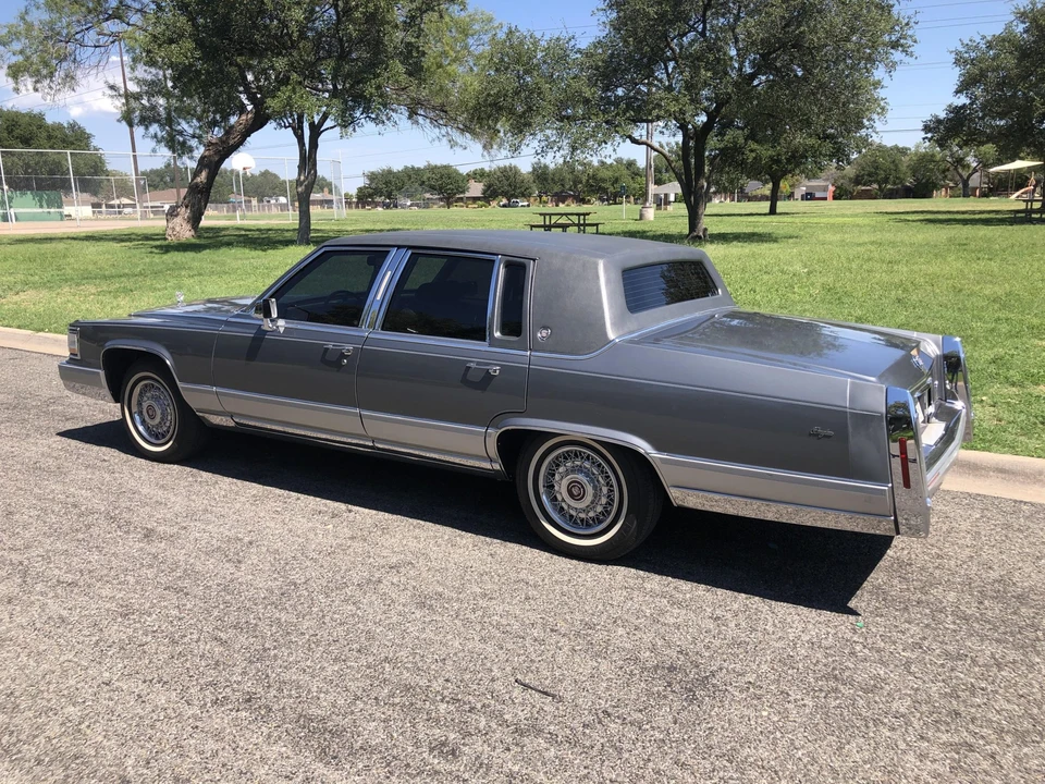 1990 Cadillac Brougham - Image 17 of 31