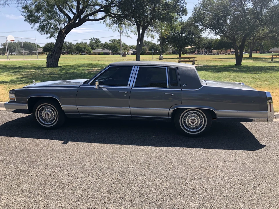 1990 Cadillac Brougham - Image 19 of 31