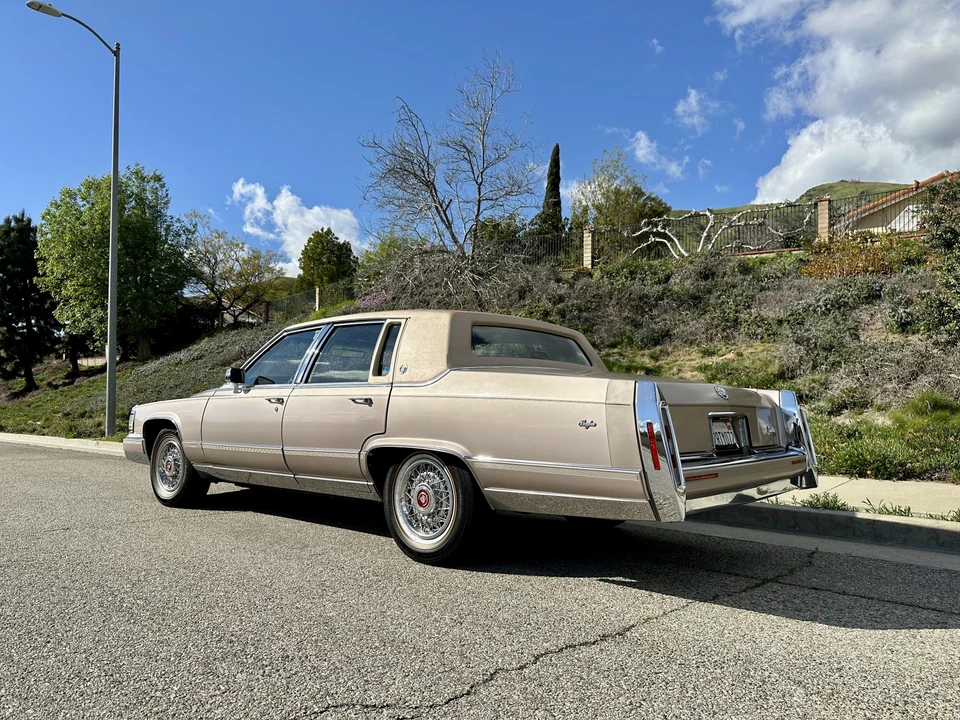 1990 Cadillac Brougham - Image 10 of 31