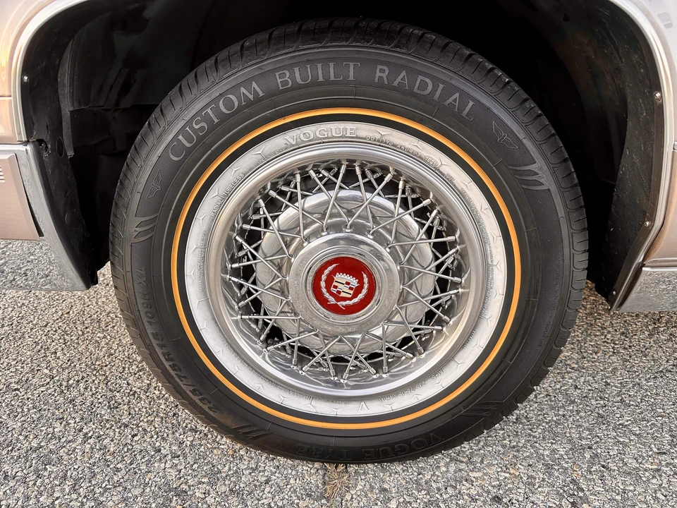 1990 Cadillac Brougham - Image 30 of 31