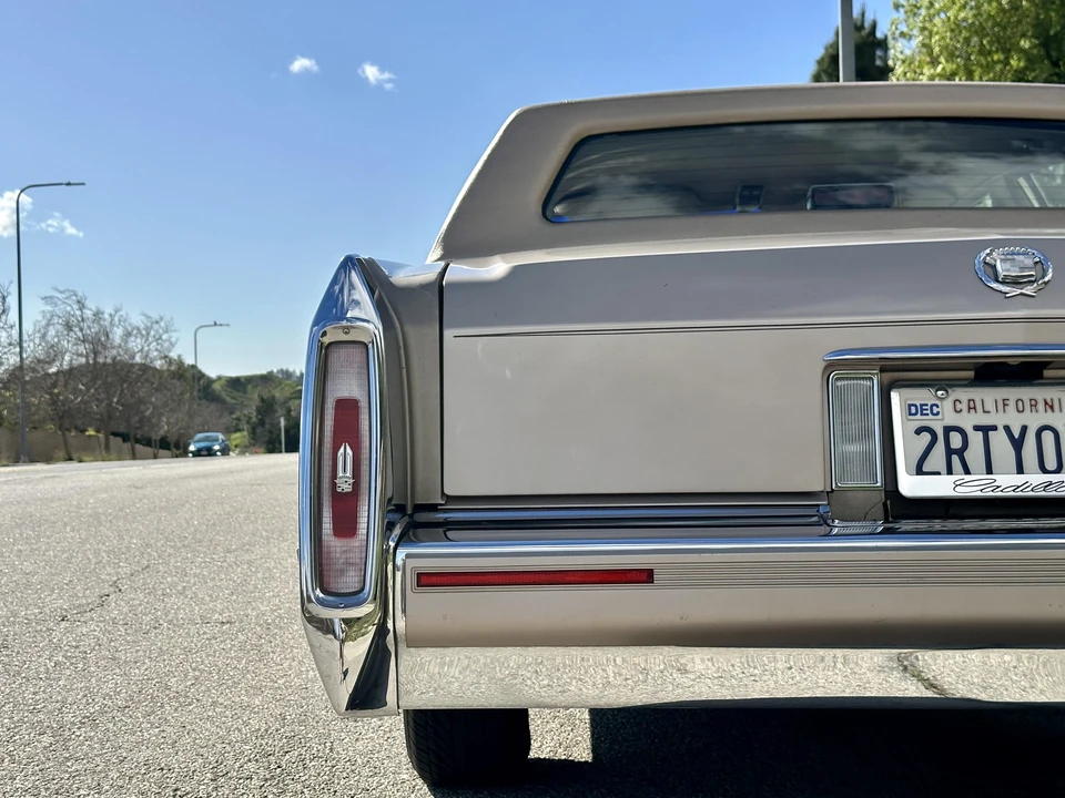 1990 Cadillac Brougham - Image 21 of 31