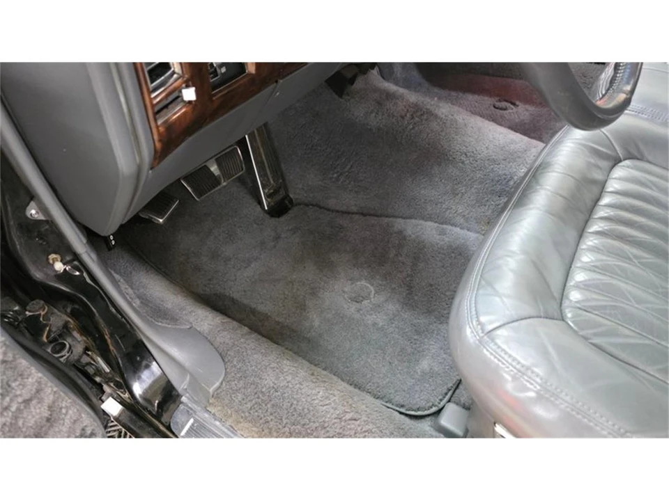 1990 Cadillac Brougham - Image 26 of 31
