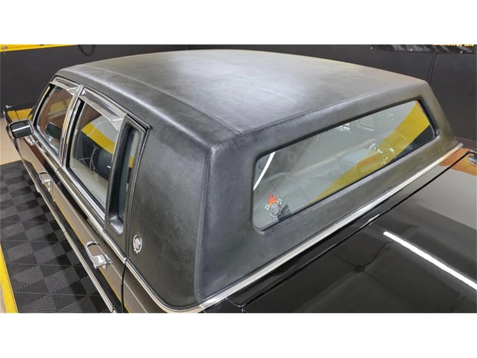 1990 Cadillac Brougham - Image 16 of 31