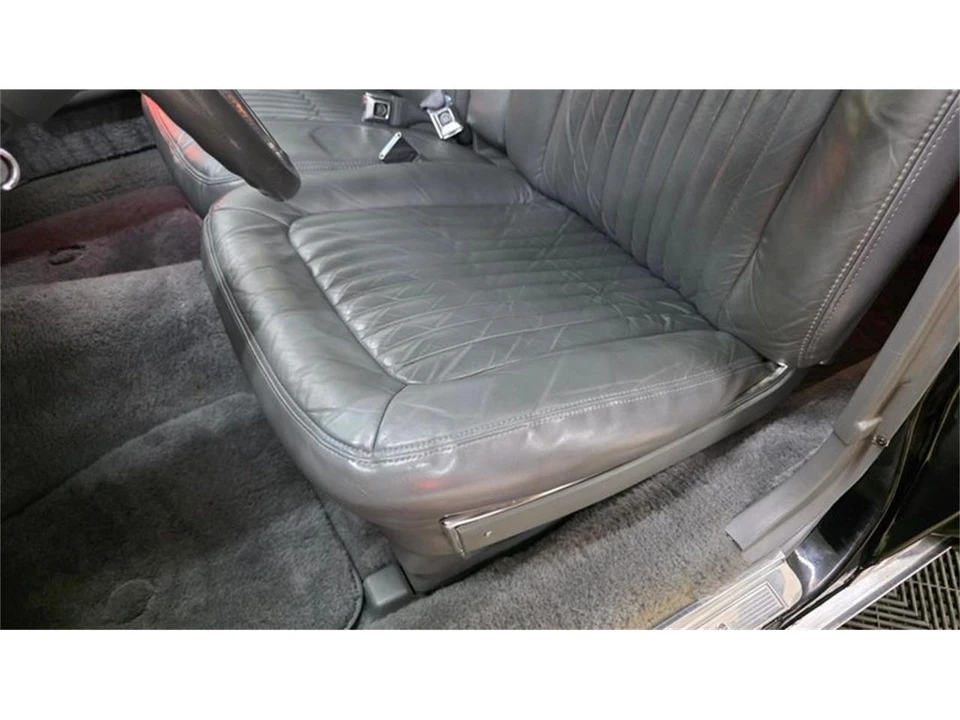 1990 Cadillac Brougham - Image 27 of 31