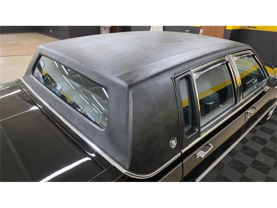 1990 Cadillac Brougham - Image 17 of 31