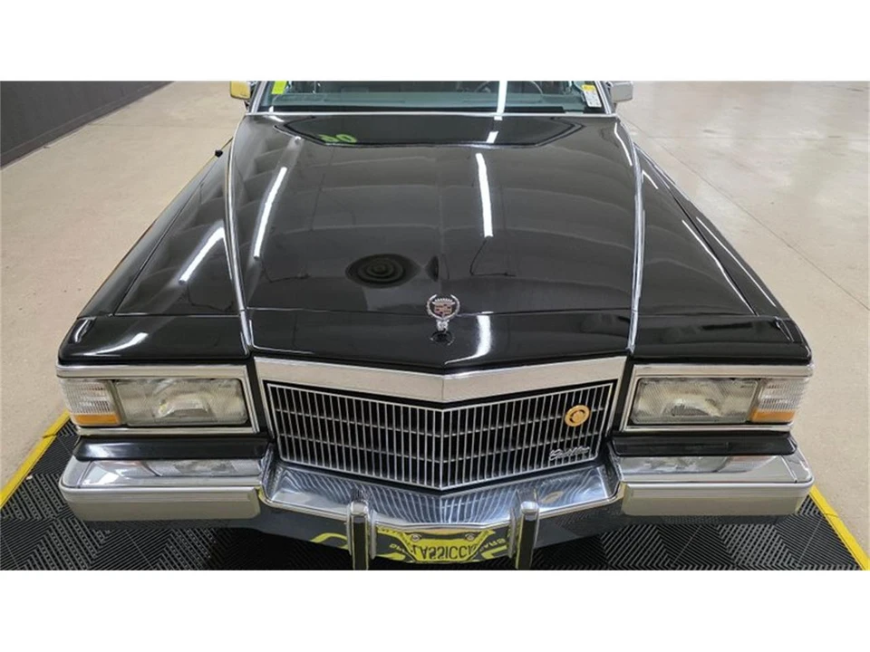 1990 Cadillac Brougham - Image 13 of 31