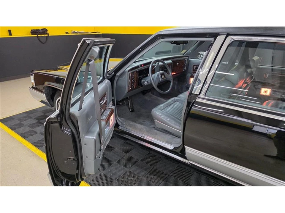 1990 Cadillac Brougham - Image 8 of 31