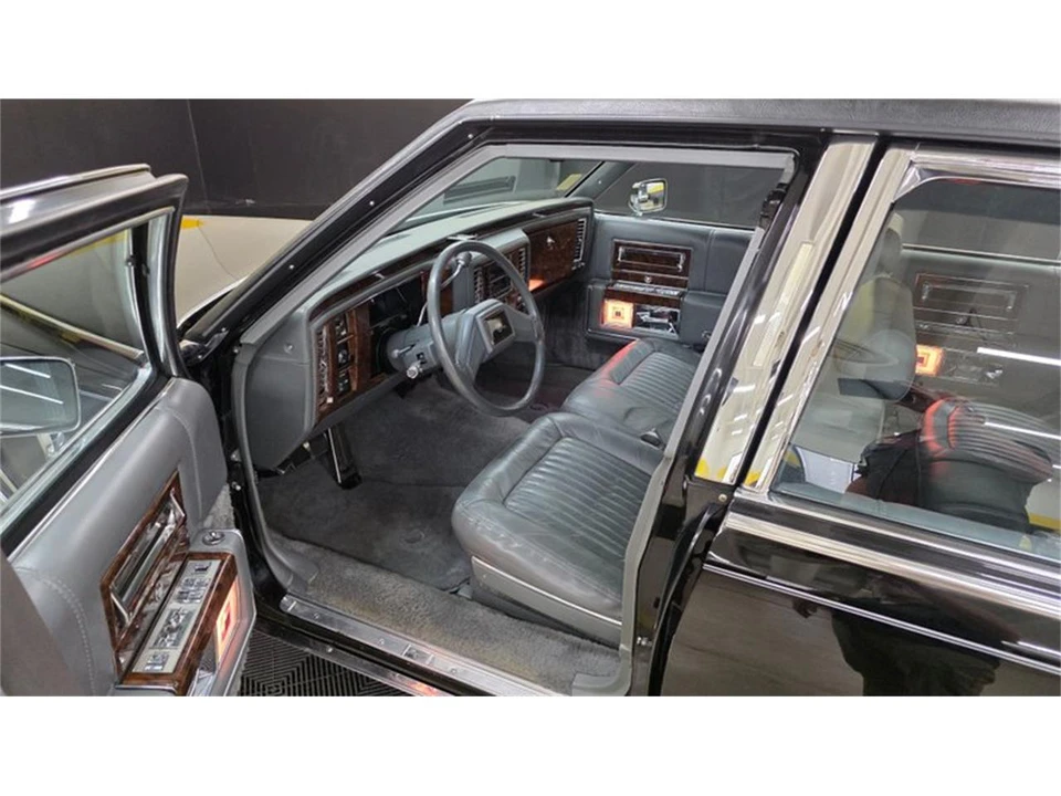 1990 Cadillac Brougham - Image 24 of 31