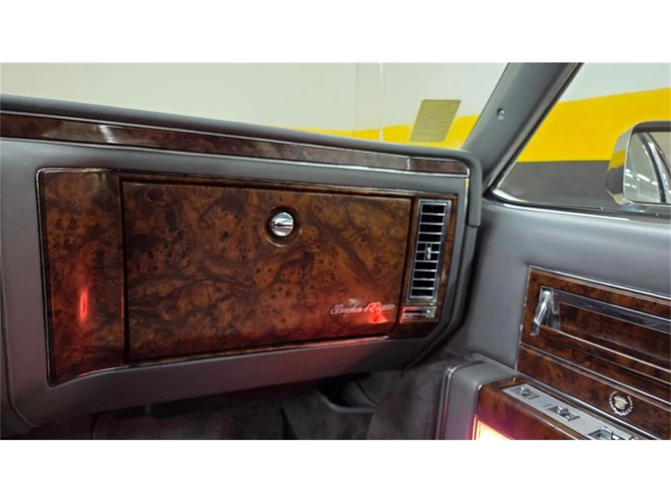 1990 Cadillac Brougham - Image 26 of 31