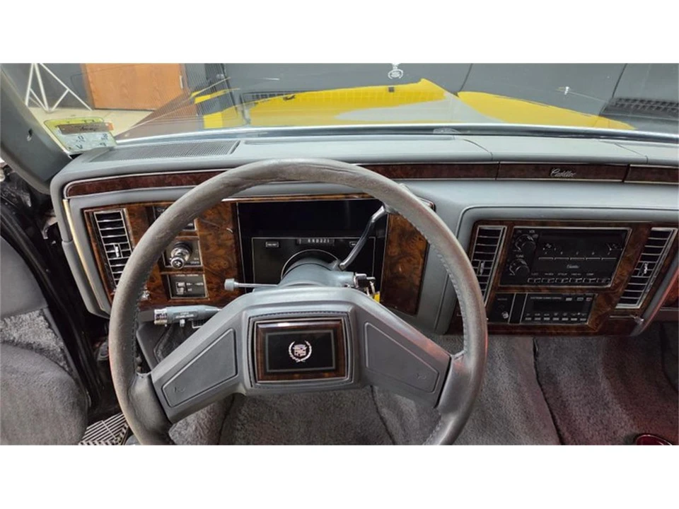 1990 Cadillac Brougham - Image 21 of 31