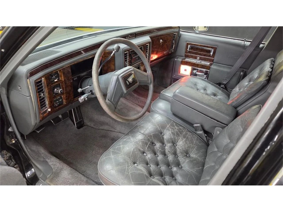 1990 Cadillac Brougham - Image 27 of 31