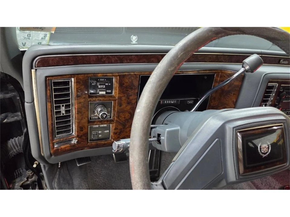1990 Cadillac Brougham - Image 22 of 31