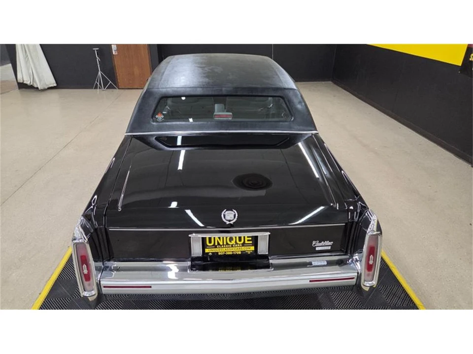 1990 Cadillac Brougham - Image 17 of 31