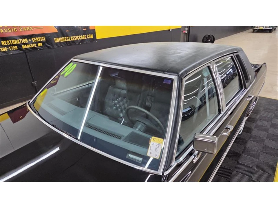 1990 Cadillac Brougham - Image 13 of 31