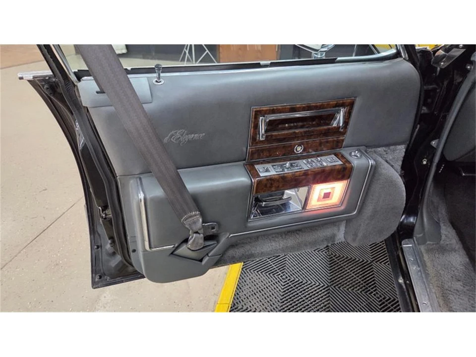 1990 Cadillac Brougham - Image 18 of 31