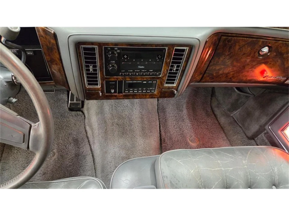 1990 Cadillac Brougham - Image 29 of 31