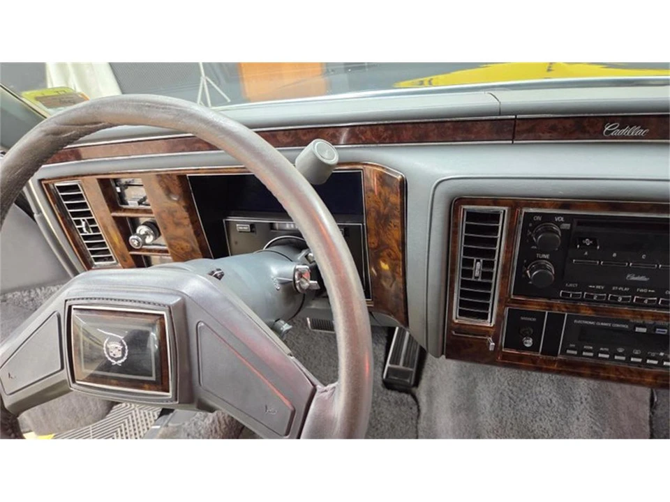 1990 Cadillac Brougham - Image 24 of 31