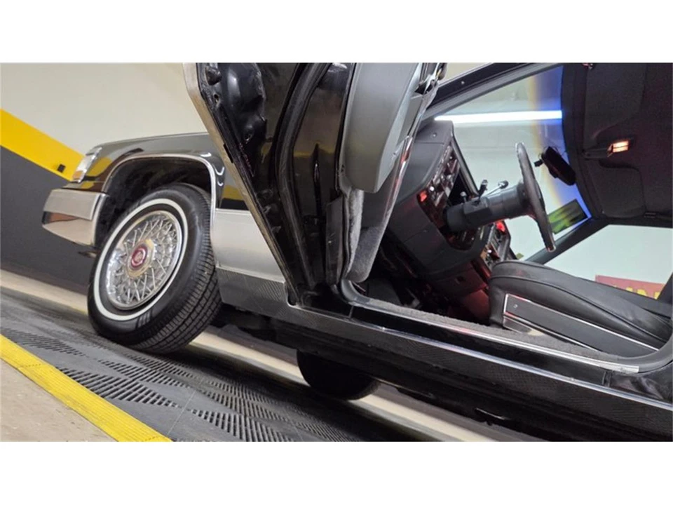 1990 Cadillac Brougham - Image 19 of 31