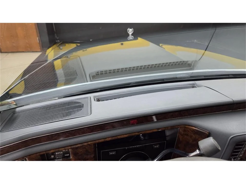 1990 Cadillac Brougham - Image 30 of 31