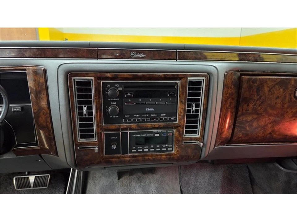 1990 Cadillac Brougham - Image 25 of 31