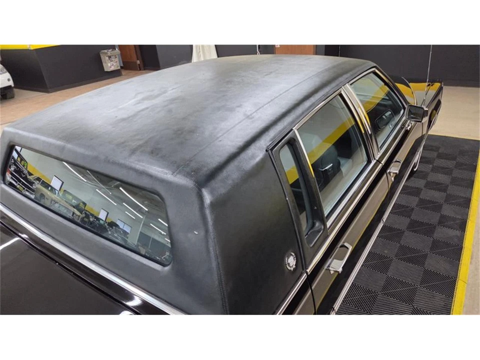 1990 Cadillac Brougham - Image 15 of 31