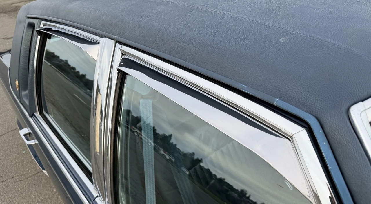 1990 Cadillac Brougham - Image 17 of 21