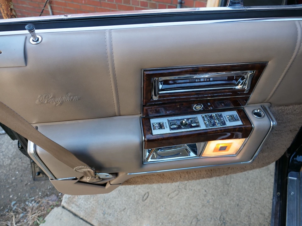 1990 Cadillac Brougham - Image 21 of 24