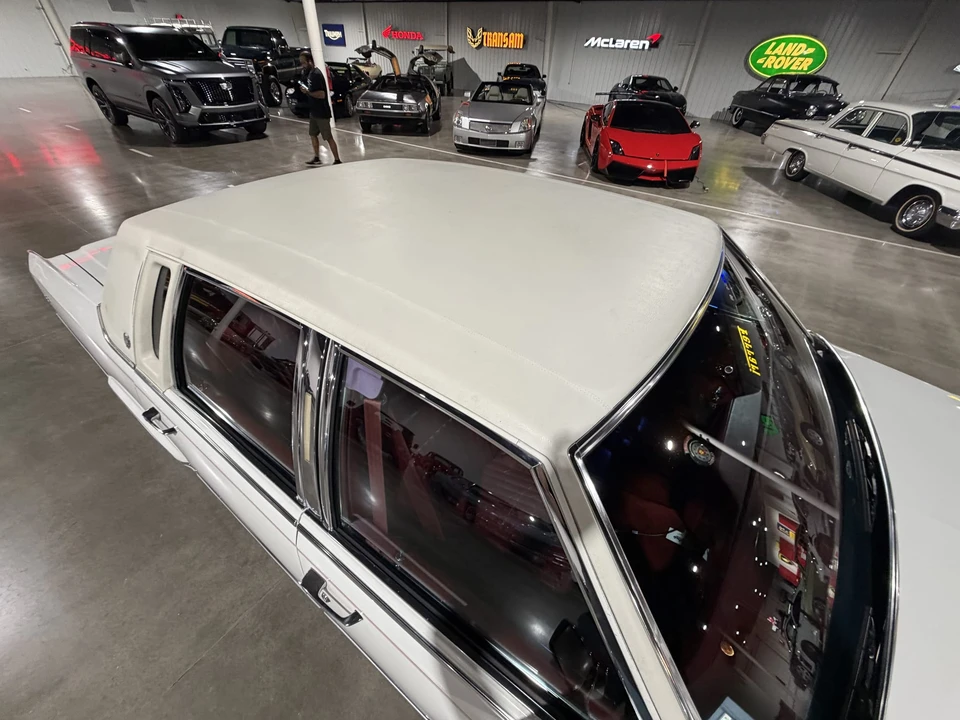 1990 Cadillac Brougham - Image 21 of 31