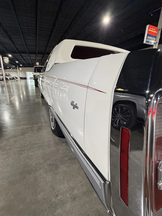 1990 Cadillac Brougham - Image 22 of 31