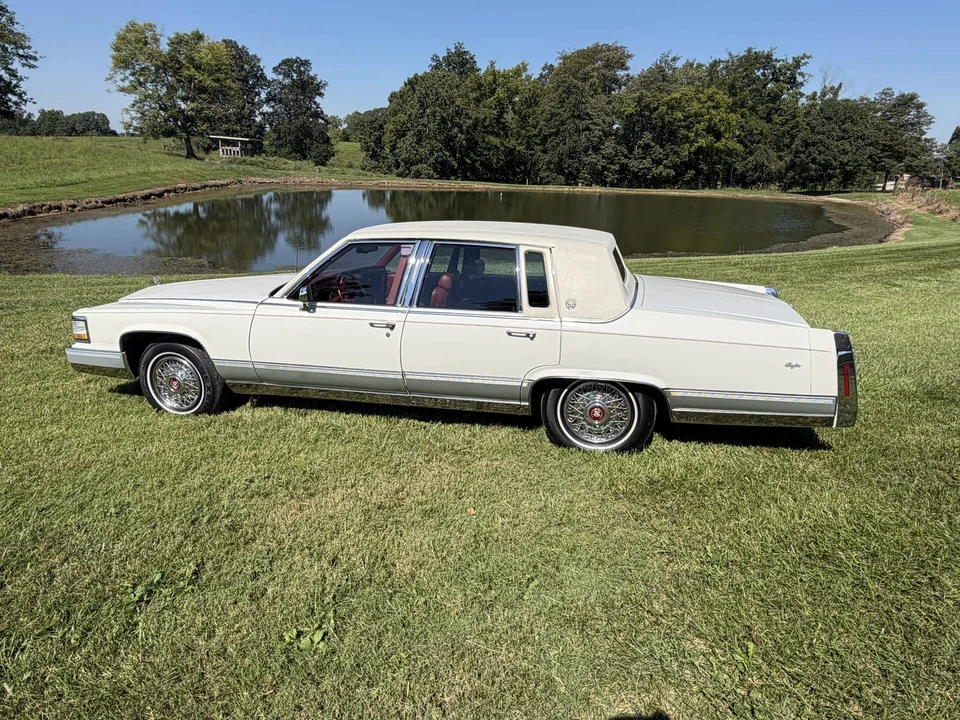 1990 Cadillac Brougham - Image 17 of 31