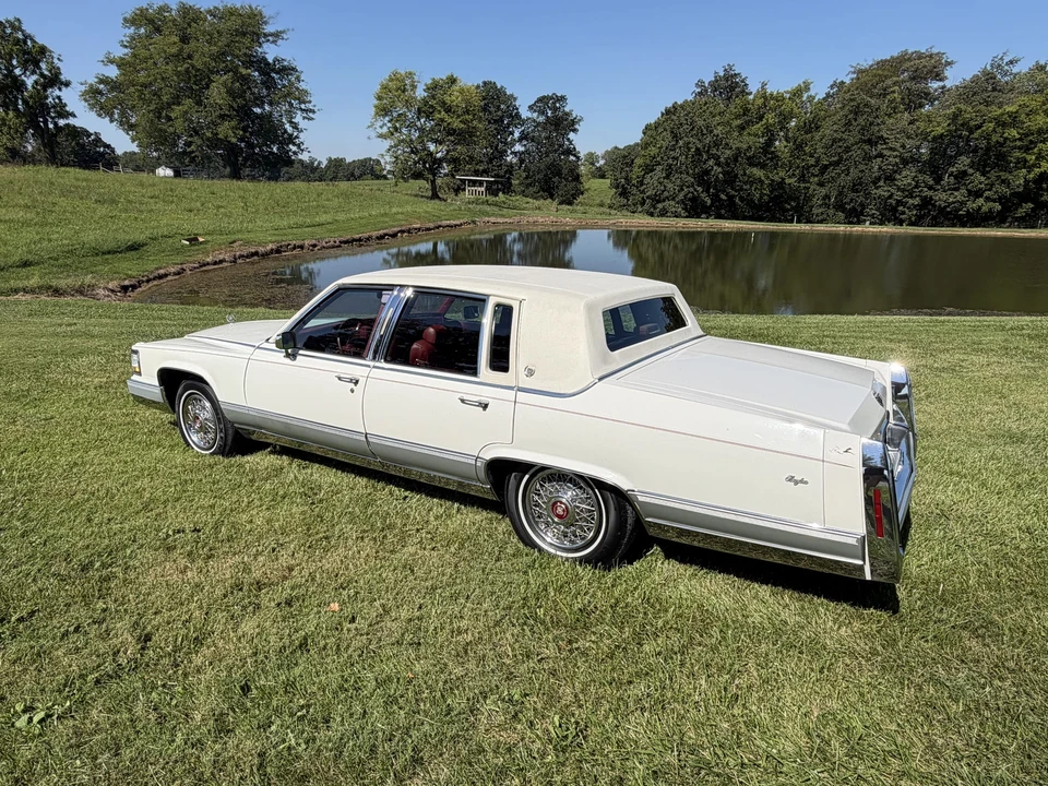 1990 Cadillac Brougham - Image 16 of 31
