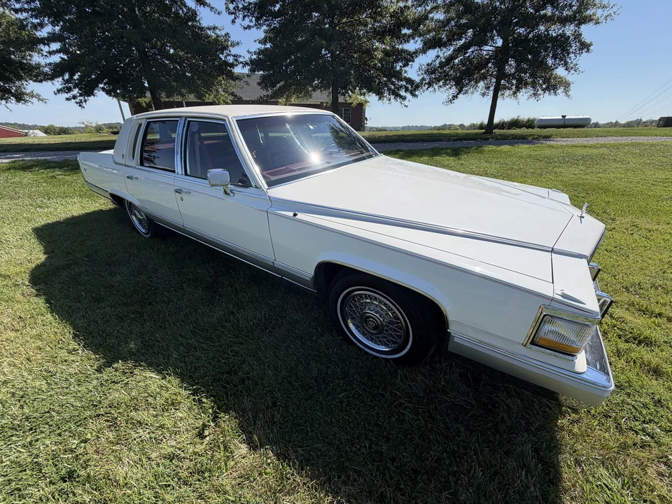 1990 Cadillac Brougham - Image 9 of 31