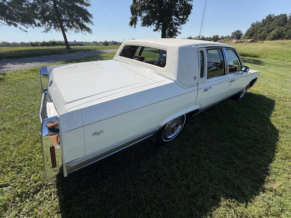 1990 Cadillac Brougham - Image 13 of 31