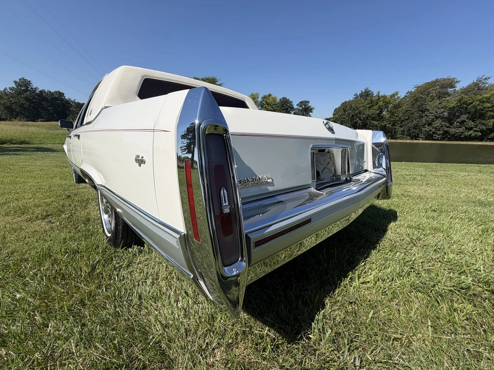1990 Cadillac Brougham - Image 27 of 31