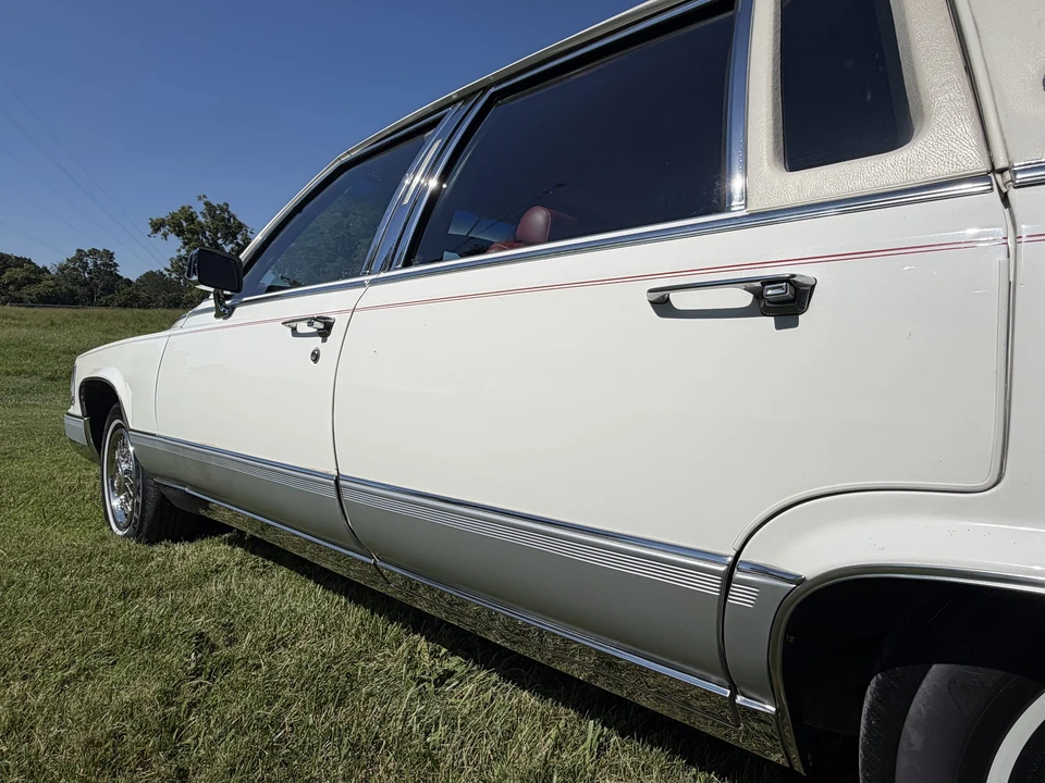 1990 Cadillac Brougham - Image 25 of 31