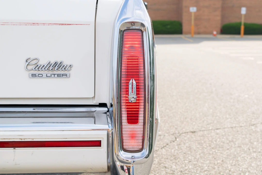 1990 Cadillac Brougham - Image 25 of 31