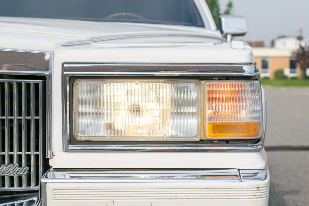 1990 Cadillac Brougham - Image 15 of 31