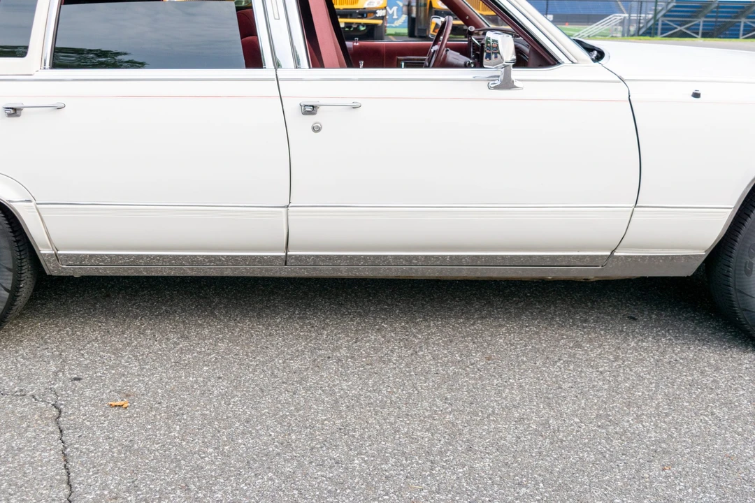1990 Cadillac Brougham - Image 21 of 31