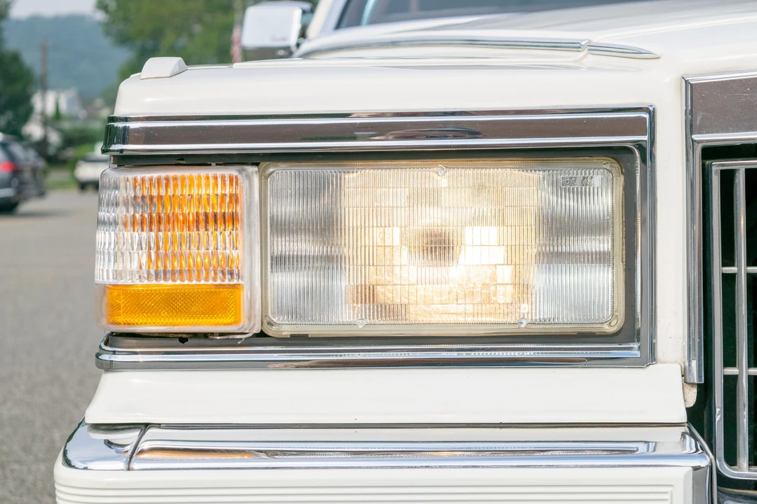 1990 Cadillac Brougham - Image 18 of 31