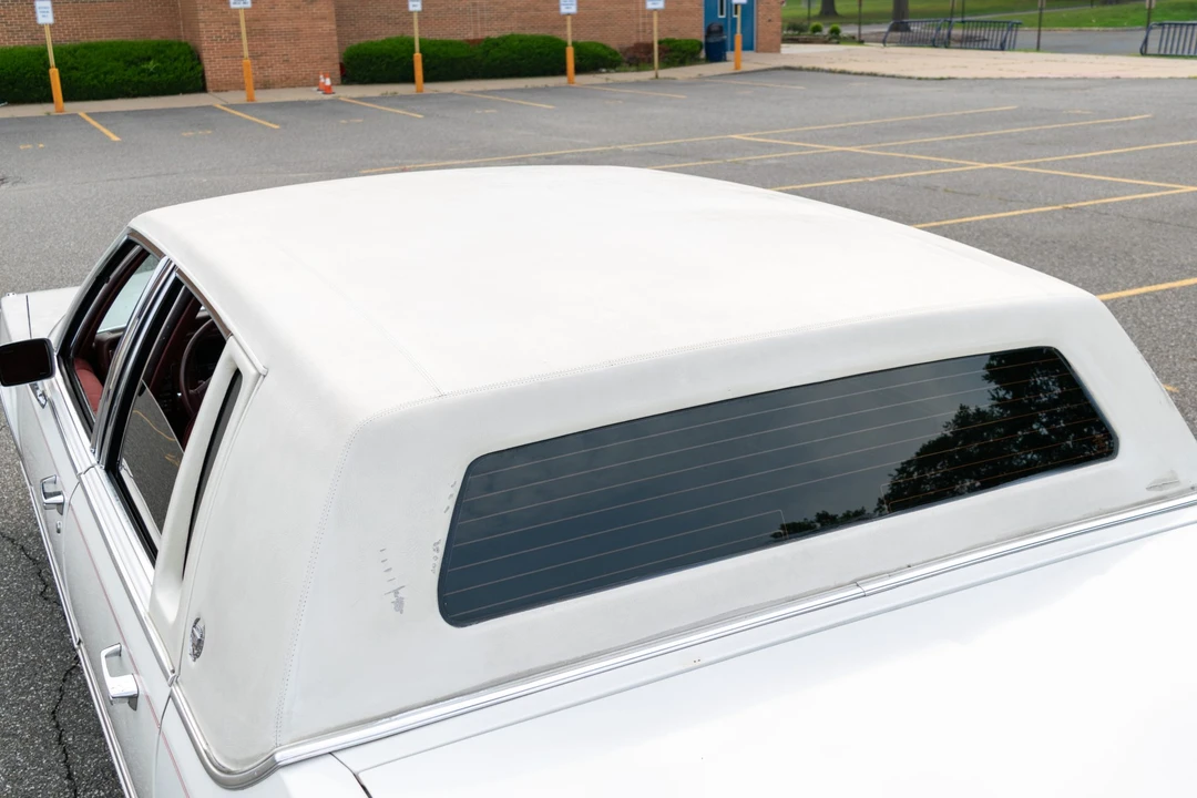1990 Cadillac Brougham - Image 29 of 31