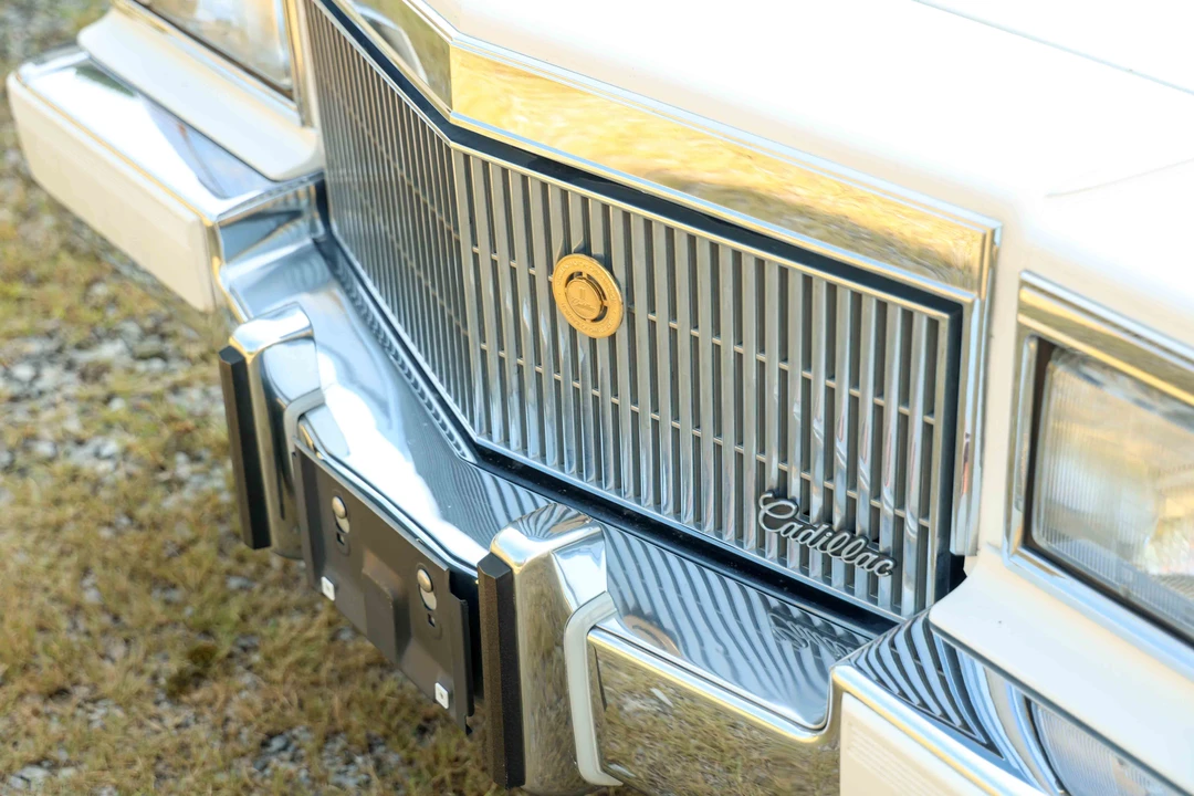 1990 Cadillac Brougham - Image 22 of 31