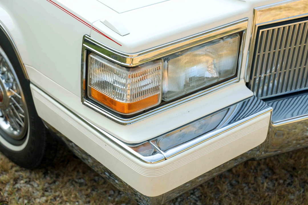 1990 Cadillac Brougham - Image 29 of 31