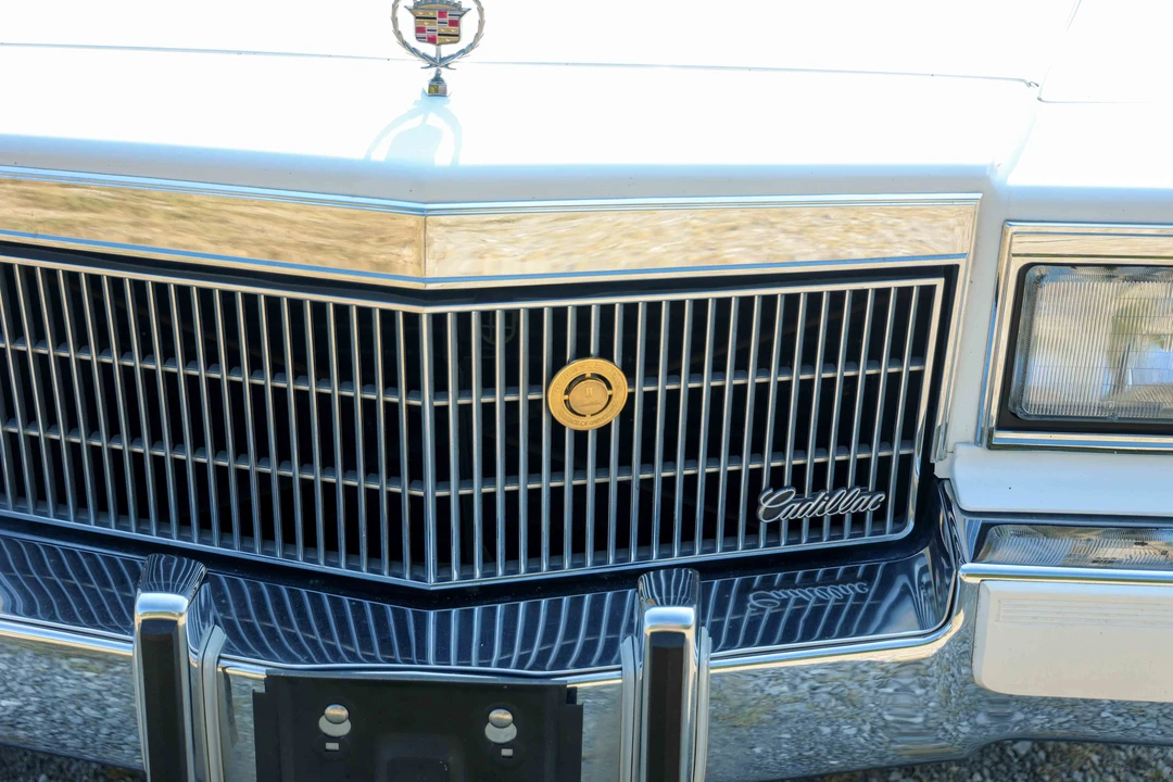 1990 Cadillac Brougham - Image 13 of 31
