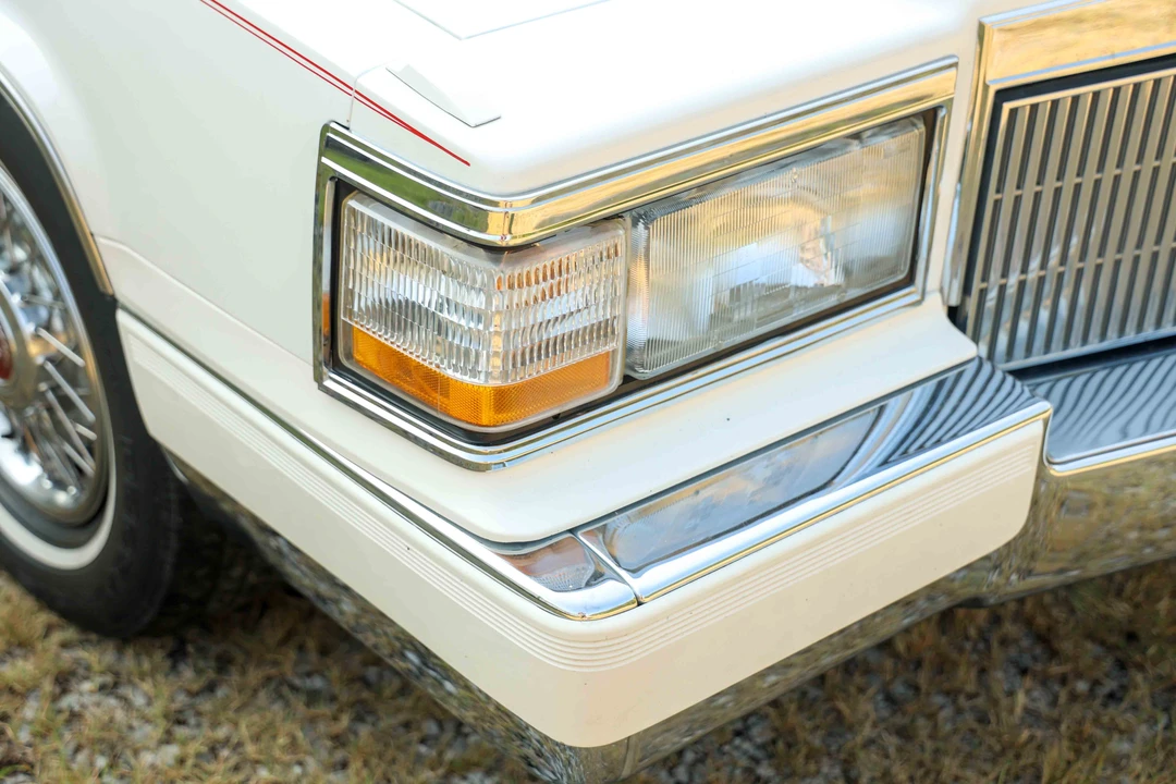 1990 Cadillac Brougham - Image 28 of 31